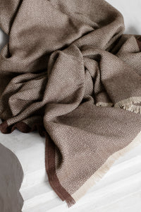 Elvang Denmark Herringbone pledd Throw Chocolate/beige